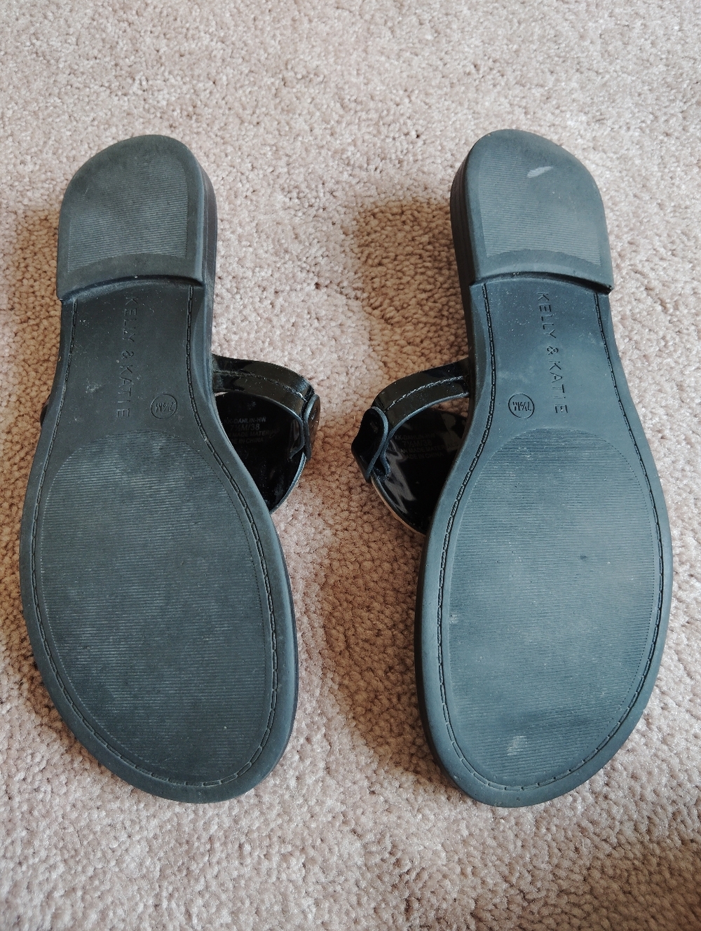Kelly & Katie Black Patent Thong Sandals with Gold Emblem,sz 7.5 - Picture 5 of 7